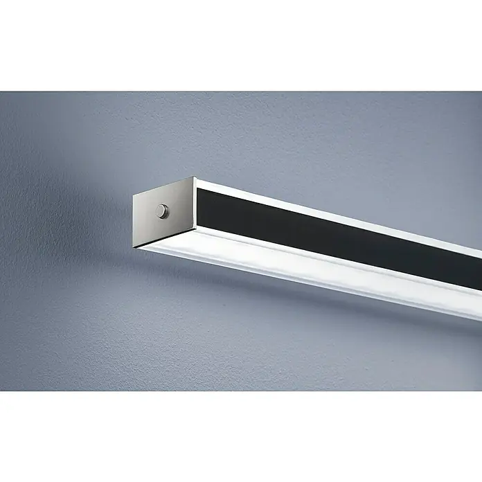 Fischer & Honsel LED-Pendelleuchte Vitan TW - 15 W, Sandschwarz - Nahaufnahme einer eleganten LED-Wandleuchte mit Chromakzenten und hellem, diffusem Licht an einer strukturierten Wand.