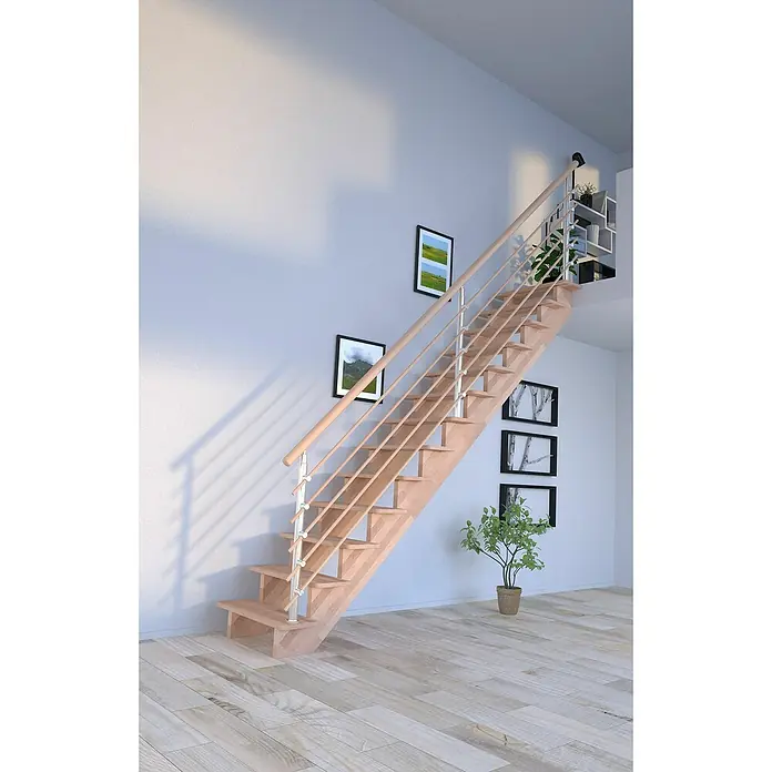 Starwood Raumspartreppe Lindos - Breite: 80 cm, Buche, Geschosshöhe: 300 cm, Gerade, Montageseite Geländer: Wahlweise links/rechts, Designgeländer Holzrundstäbe, Ohne Setzstufen - Das Bild zeigt eine moderne Holztreppe mit Edelstahlgeländer, die in einem hellen Raum mit Holzboden steht und mit Bildern dekoriert ist.