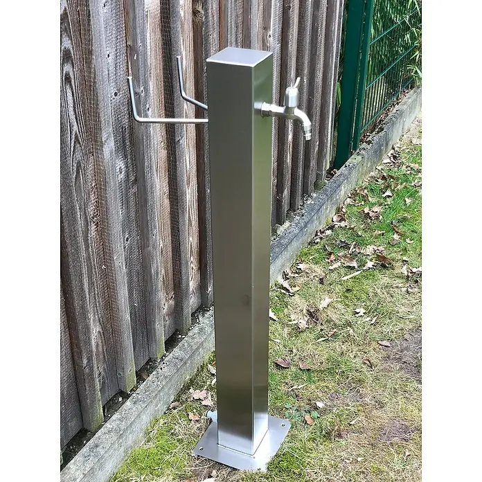Gys Equipo de soldadura de electrodos GYSMI - Corriente de soldadura: 10 A - 160 A, 230 V - Un moderno punto de agua para jardín de acero inoxidable con soporte para manguera, ideal para jardines o espacios públicos.