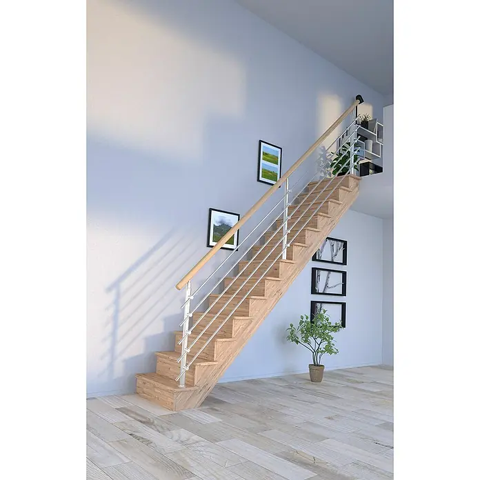 Starwood Raumspartreppe Lindos - Breite: 80 cm, Eiche, Geschosshöhe: 300 cm, Gerade, Montageseite Geländer: Wahlweise links/rechts, Designgeländer Edelstahl, Mit Setzstufen - Helle Holztreppe mit silbernem Geländer. Ein modernes Treppendesign mit passenden Wandbildern und einer Pflanze als Dekoration.