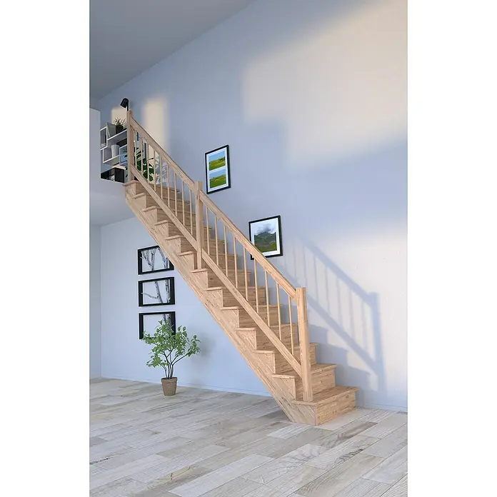 Starwood Raumspartreppe LindosBreite: 100 cm, Eiche, Geschosshöhe: 300 cm, Gerade, Montageseite Geländer: Wahlweise links/rechts, Designgeländer Holz/Holz, Mit Setzstufen - Eine Treppe aus hellem Holz mit Geländer, die sich in einem Raum mit hellen Wänden und Holzboden befindet. Die Holztreppe ist das Hauptmerkmal des Bildes.