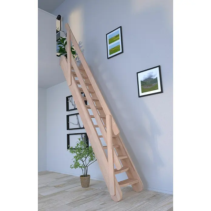 Starwood Raumspartreppe Samos - Breite: 62 cm, Buche, Geschosshöhe: 250 cm - 285 cm, Gerade, Montageseite Geländer: Wahlweise links/rechts, Geländer Holz, Stufen wechselseitig - Eine helle Holztreppe mit Handlauf lehnt an einer Wand mit gerahmten Bildern und Zimmerpflanzen. Die Treppe bietet einen rustikalen Charme.