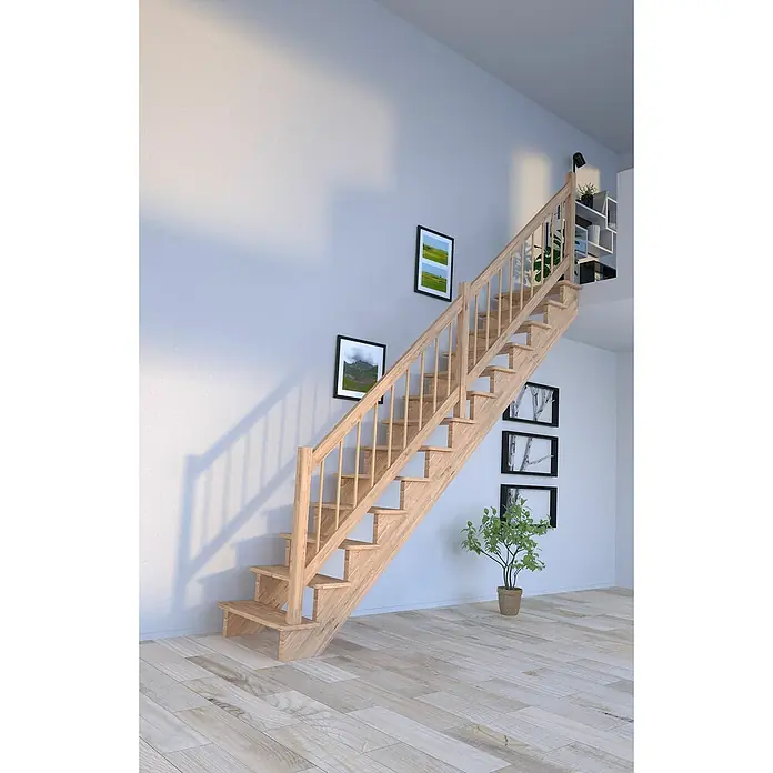Starwood Raumspartreppe LindosBreite: 80 cm, Eiche, Geschosshöhe: 300 cm, Gerade, Montageseite Geländer: Wahlweise links/rechts, Designgeländer Holz/Holz, Ohne Setzstufen - Die helle Holztreppe dominiert den Raum und führt zu einem offenen Bereich mit Bücherregal. Bilderrahmen schmücken die Wand entlang der Treppe.