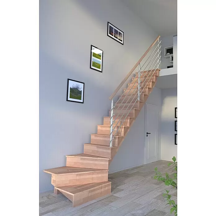 Starwood Raumspartreppe Lindos - Breite: 80 cm, Buche, Geschosshöhe: 300 cm, 1/4-gewendelt rechts, Montageseite Geländer: Wahlweise links/rechts, Designgeländer Edelstahl, Mit Setzstufen - Moderne helle Holztreppe mit Metallgeländer in einem Innenraum mit hellgrauen Wänden.