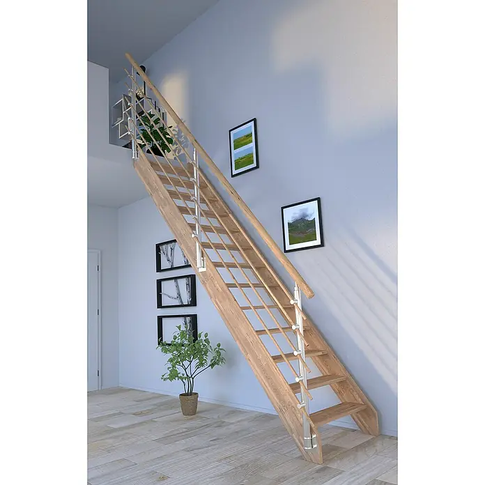 Starwood Raumspartreppe Rhodos - Breite: 84 cm, Eiche, Geschosshöhe: 300 cm, Gerade, Montageseite Geländer: Wahlweise links/rechts, Designgeländer Holzrundstäbe, Ohne Setzstufen - Das Bild zeigt eine moderne Holztreppe mit Edelstahlgeländer, die sich an einer hellgrauen Wand mit Bildern befindet. Die Treppe führt zu einer oberen Ebene.