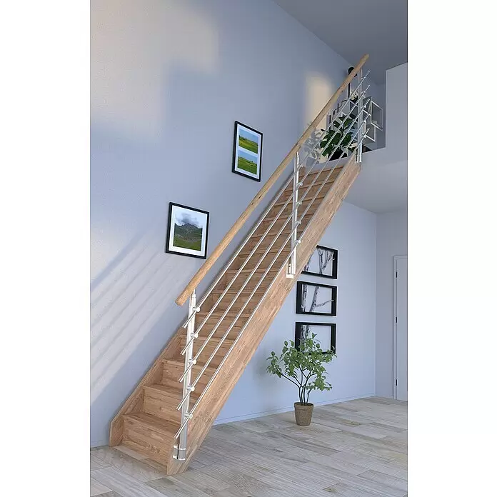 Starwood Raumspartreppe Rhodos - Breite: 84 cm, Eiche, Geschosshöhe: 300 cm, Gerade, Montageseite Geländer: Wahlweise links/rechts, Designgeländer Edelstahl, Mit Setzstufen - Moderne Holztreppe mit hellen Holzstufen und schlankem Geländer aus Holzhandlauf und silbernen Stäben, in einem Innenraum.