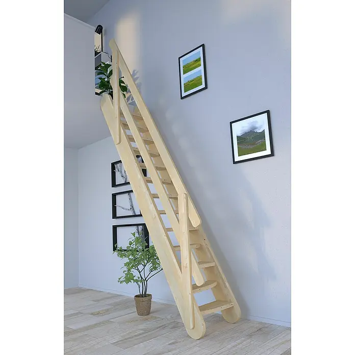 Starwood Raumspartreppe Samos - Breite: 62 cm, Fichte, Geschosshöhe: 250 cm - 285 cm, Gerade, Montageseite Geländer: Wahlweise links/rechts, Geländer Holz, Stufen wechselseitig - Helle Holztreppe mit Handlauf vor einer Wand mit Bildern und Pflanzen. Die Treppe führt zum Dachboden.