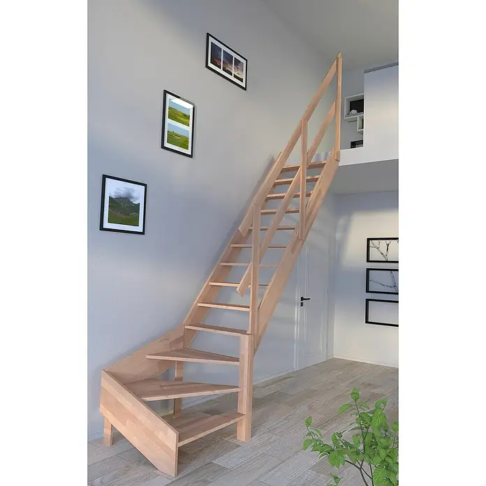 Starwood Raumspartreppe RhodosBreite: 79 cm, Buche, Geschosshöhe: 300 cm, 1/4-gewendelt rechts, Montageseite Geländer: Wahlweise links/rechts, Geländer Holz, Ohne Setzstufen - Holztreppe mit Handlauf in einem hellen Raum. Die Treppe führt zu einer oberen Etage mit weißer Tür und Dekoration.