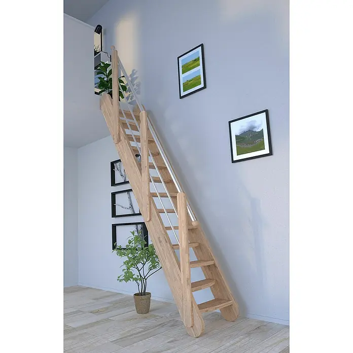 Starwood Raumspartreppe Samos - Breite: 62 cm, Eiche, Geschosshöhe: 250 cm - 285 cm, Gerade, Montageseite Geländer: Wahlweise links/rechts, Geländer Holz/Edelstahl Silber, Stufen wechselseitig - Eine helle Holztreppe mit Geländer führt nach oben, flankiert von Pflanzen und Wandbildern in einem hellen, modernen Raum.