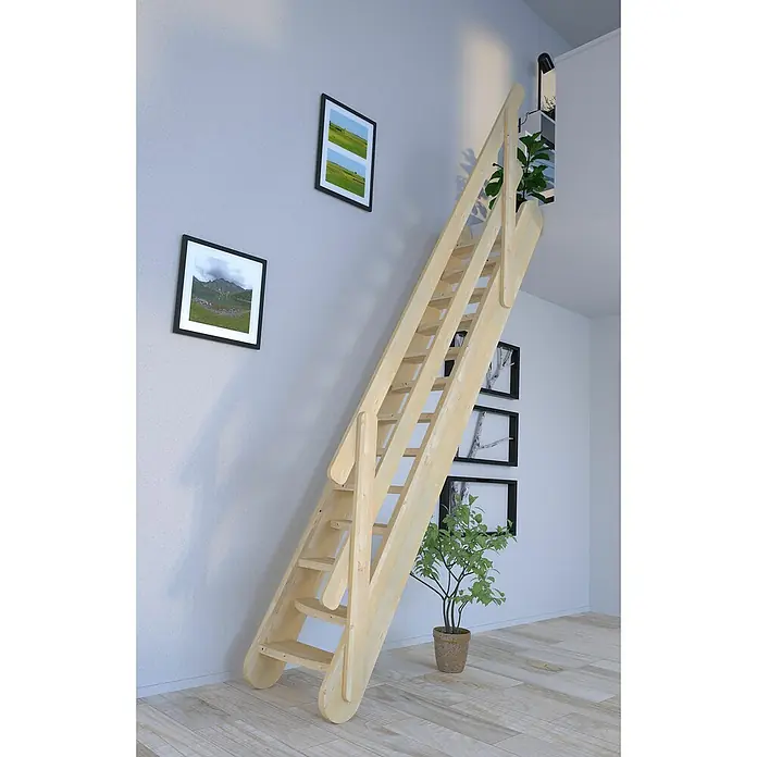 Starwood Raumspartreppe Samos - Breite: 62 cm, Fichte, Geschosshöhe: 250 cm - 285 cm, Gerade, Montageseite Geländer: Wahlweise links/rechts, Geländer Holz, Stufen wechselseitig - Eine hölzerne Dachbodentreppe im Raum, die an der Wand lehnt. Die Leiter führt nach oben zu einem Dachfenster und einem kleinen Regal.