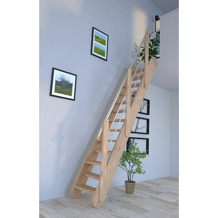 Starwood Raumspartreppe SamosBreite: 62 cm, Eiche, Geschosshöhe: 250 cm - 285 cm, Gerade, Montageseite Geländer: Wahlweise links/rechts, Geländer Holz/Edelstahl Silber, Stufen wechselseitig - Eine elegante Holztreppe mit silbernen Geländern führt zu einem höheren Stockwerk. Die Treppe ist ein echter Hingucker im Raum.