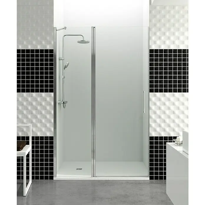 GME Mampara de ducha frontal Open Combi C - 90 x 195 cm, Vidrio transparente, Plata brillo, An x Al: 90 (40/50) x 195 cm - Imagen de una cabina de ducha moderna con líneas limpias y una elegante grifería sobre un fondo de azulejos blancos y negros.