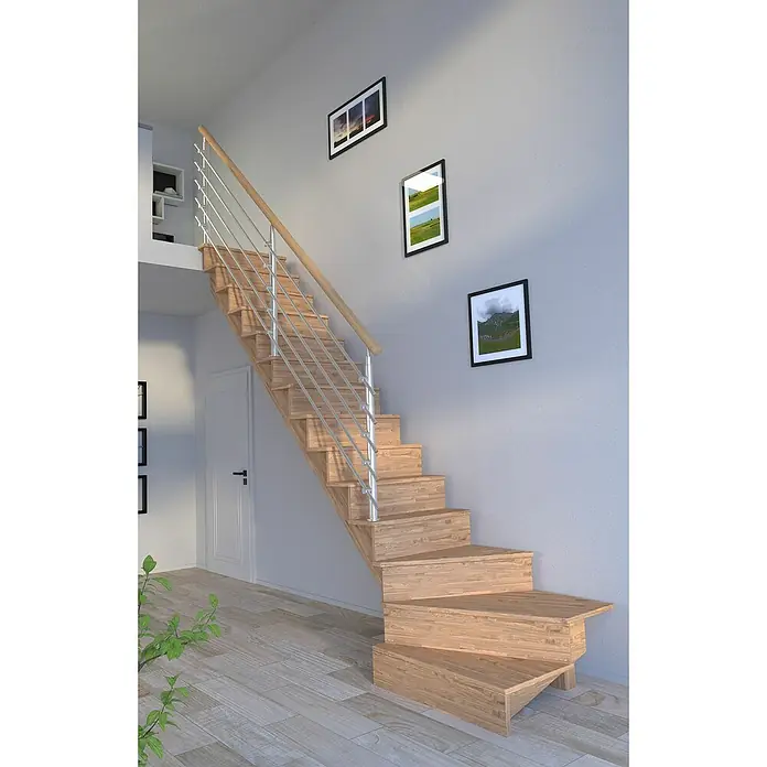Starwood Raumspartreppe Lindos - Breite: 100 cm, Eiche, Geschosshöhe: 300 cm, 1/4-gewendelt links, Montageseite Geländer: Wahlweise links/rechts, Designgeländer Edelstahl, Mit Setzstufen - Treppe aus hellem Holz mit Metallgeländer und Wanddeko, die eine moderne und elegante Atmosphäre im Haus schafft.