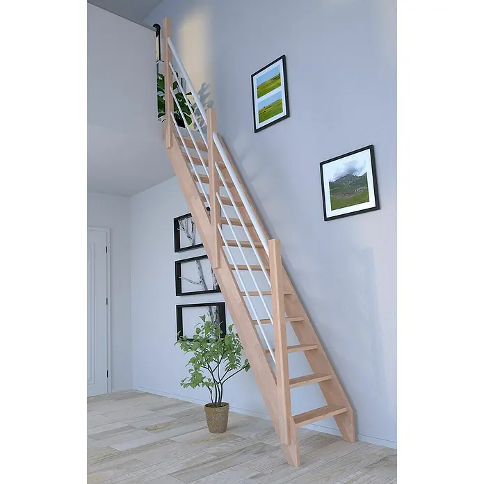 Starwood Raumspartreppe Buche 3000 - Breite: 60 cm, Buche, Material Handlauf: Edelstahl, Weiß, Montageseite Geländer: Links, Geschosshöhe: 279,5 cm - Eine moderne Raumspartreppe aus hellem Holz mit weißen Geländerstäben, die sich ideal für kleine Räume eignet, präsentiert sich in diesem Bild.