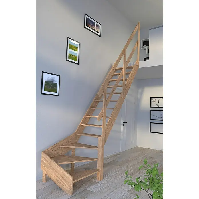 Starwood Raumspartreppe Rhodos - Breite: 79 cm, Eiche, Geschosshöhe: 300 cm, 1/4-gewendelt rechts, Montageseite Geländer: Wahlweise links/rechts, Geländer Holz, Ohne Setzstufen - Helle Holztreppe mit Handlauf führt zu einem Zwischengeschoss, ergänzt durch passende Bilderrahmen und Pflanzen.