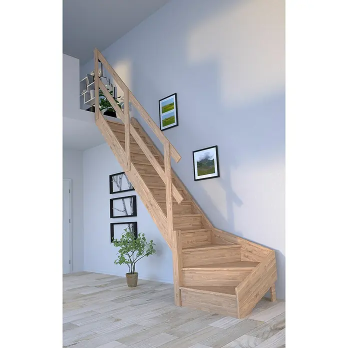 Starwood Raumspartreppe Rhodos - Breite: 79 cm, Eiche, Geschosshöhe: 300 cm, 1/4-gewendelt links, Montageseite Geländer: Wahlweise links/rechts, Geländer Holz, Mit Setzstufen - Hölzerne Treppe mit Handlauf in einem hellen Raum. Die Treppe führt zu einem Zwischengeschoss mit einem weißen Regal. Bilder hängen an der Wand.