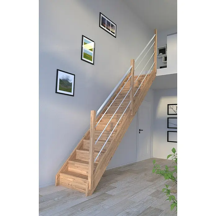 Starwood Raumspartreppe MykonosBreite: 81 cm, Eiche, Geschosshöhe: 280 cm, Gerade, Montageseite Geländer: Rechts, Geländer Holz/Edelstahl weiß, Mit Setzstufen - Holztreppe mit weißen Geländerstäben vor einer grauen Wand mit Bildern.