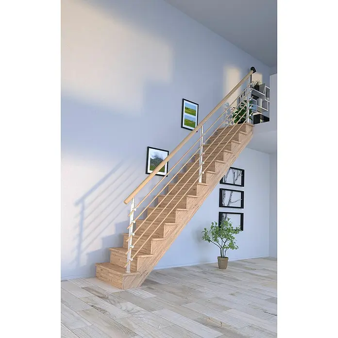Starwood Raumspartreppe Lindos - Breite: 80 cm, Eiche, Geschosshöhe: 300 cm, Gerade, Montageseite Geländer: Wahlweise links/rechts, Designgeländer Holzrundstäbe, Mit Setzstufen - Diese Aufnahme zeigt eine elegante Holztreppe mit einem modernen Geländer, die sich harmonisch in den hellen Raum einfügt.