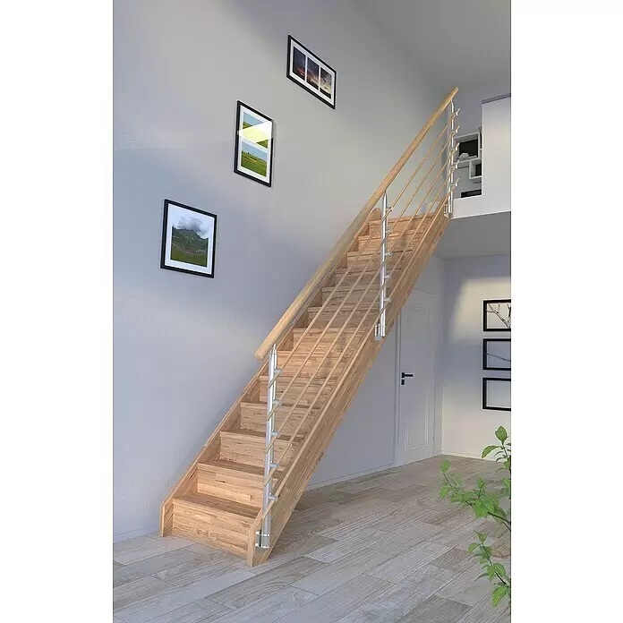 Starwood Raumspartreppe Mykonos - Breite: 85 cm, Eiche, Geschosshöhe: 280 cm, Gerade, Montageseite Geländer: Wahlweise links/rechts, Designgeländer Holzrundstäbe, Mit Setzstufen - Moderne Treppe aus hellem Holz mit silbernem Geländer in einem zeitgenössischen Interieur.