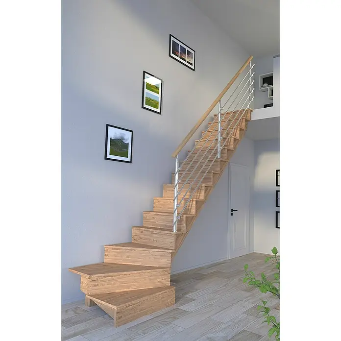 Starwood Raumspartreppe Lindos - Breite: 100 cm, Eiche, Geschosshöhe: 300 cm, 1/4-gewendelt rechts, Montageseite Geländer: Wahlweise links/rechts, Designgeländer Edelstahl, Mit Setzstufen - Helle Holztreppe mit Edelstahlgeländer, die zu einem Zwischengeschoss führt, unter drei gerahmten Bildern an einer grauen Wand.