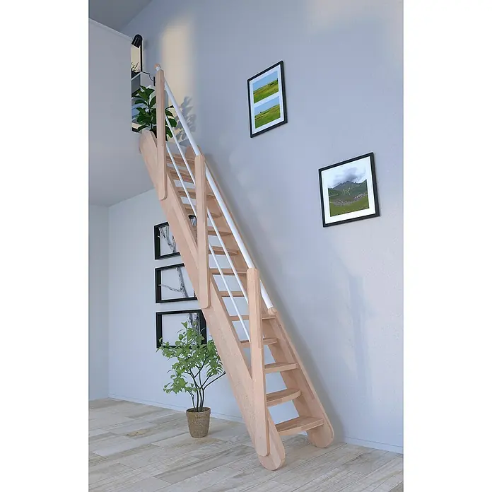 Starwood Raumspartreppe Samos - Breite: 62 cm, Buche, Geschosshöhe: 250 cm - 285 cm, Gerade, Montageseite Geländer: Wahlweise links/rechts, Geländer Holz/Edelstahl Weiß, Stufen wechselseitig - Helle Holztreppe mit weißem Geländer in einem modernen Interieur, dekoriert mit Pflanzen und Bildern. Ein stilvolles Detail für jeden Raum.
