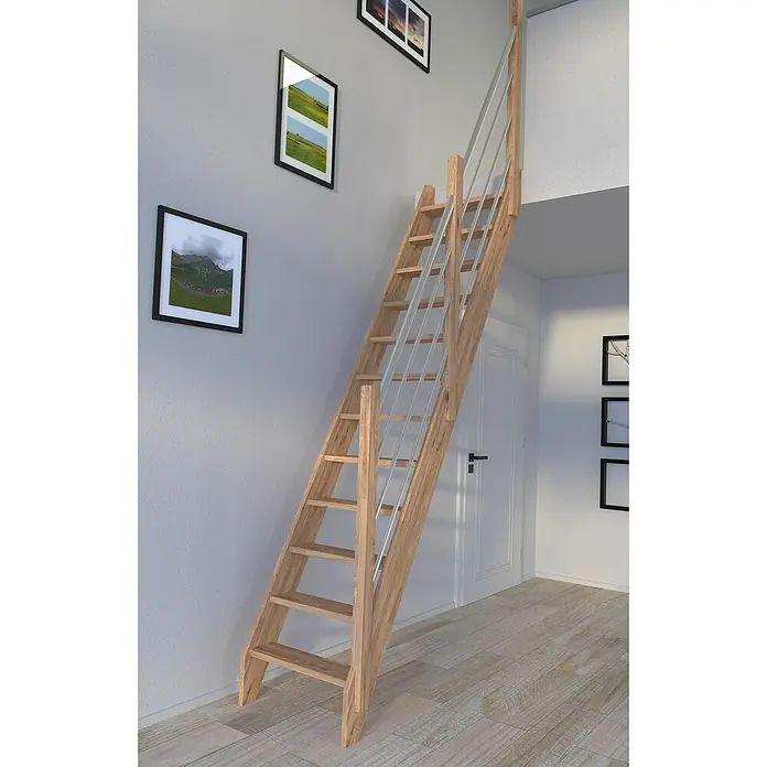 Starwood Raumspartreppe Eiche 3000Breite: 60 cm, Eiche, Material Handlauf: Edelstahl, Silber, Montageseite Geländer: Rechts, Geschosshöhe: 279,5 cm - Bild einer Treppe aus hellem Holz mit silbernen Geländern, die an einer grauen Wand befestigt ist.