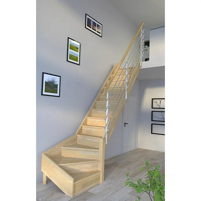 Starwood Raumspartreppe Korfu - Breite: 84 cm, Fichte, Geschosshöhe: 300 cm, 1/4-gewendelt rechts, Montageseite Geländer: Wahlweise links/rechts, Designgeländer Edelstahl, Mit Setzstufen - Eine elegante Holztreppe mit Metallgeländer, die sich harmonisch in den hellen Raum einfügt. Sie führt zu einem offenen Bereich im Obergeschoss.