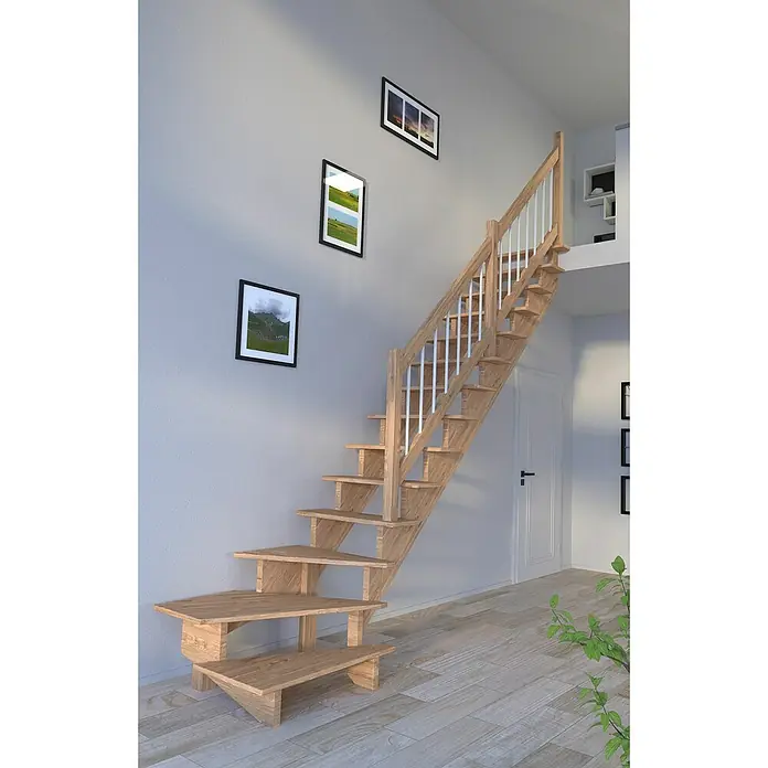 Starwood Raumspartreppe Lindos - Breite: 80 cm, Eiche, Geschosshöhe: 300 cm, 1/4-gewendelt rechts, Montageseite Geländer: Wahlweise links/rechts, Geländer Holz/Edelstahl weiß, Ohne Setzstufen - Eine Holztreppe mit weißen Geländern in einem hellen Innenraum. Die Treppe führt zu einer offenen Galerie. Bilder schmücken die Wand neben der Treppe.