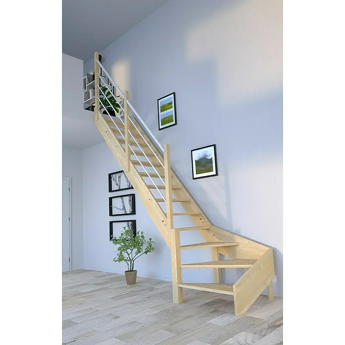 Starwood Raumspartreppe KorfuBreite: 80 cm, Fichte, Geschosshöhe: 300 cm, 1/4-gewendelt links, Montageseite Geländer: Links, Geländer Holz/Edelstahl weiß, Ohne Setzstufen - Bild einer Raumansicht mit einer hellen Holztreppe mit weißem Geländer, die zu einer oberen Etage führt.