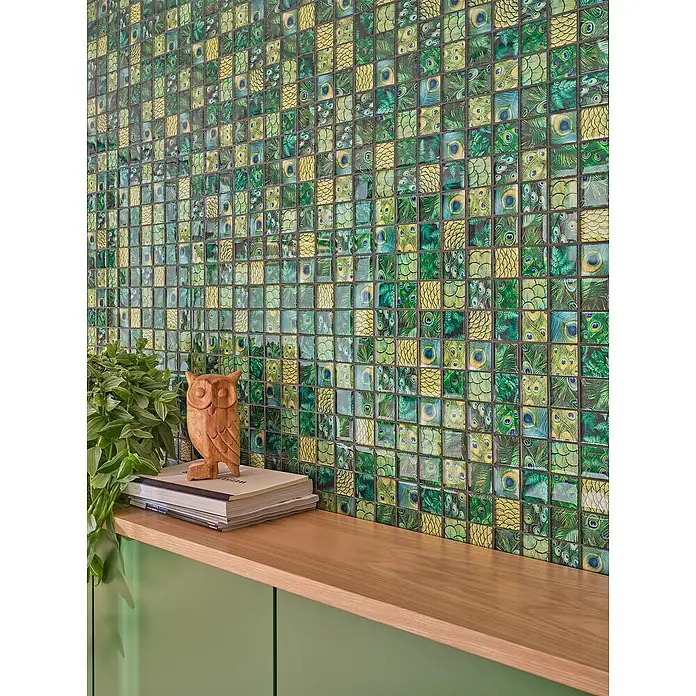 Mosaikfliese Crystal Wildlife XCM WL88 - 29,8 x 29,8 cm, Grün, Glänzend - Ein Mosaikwanddesign mit smaragdgrünen und pfauenfederartigen Mustern, akzentuiert durch eine Holzablage mit Dekorationen.