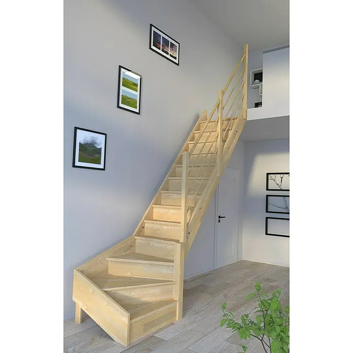 Starwood Raumspartreppe Korfu - Breite: 80 cm, Fichte, Geschosshöhe: 300 cm, 1/4-gewendelt rechts, Montageseite Geländer: Rechts, Designgeländer Holz/Holz, Mit Setzstufen - Helle Holztreppe mit Geländer in einem modernen Haus. Die Treppe führt zu einem erhöhten Wohnbereich.