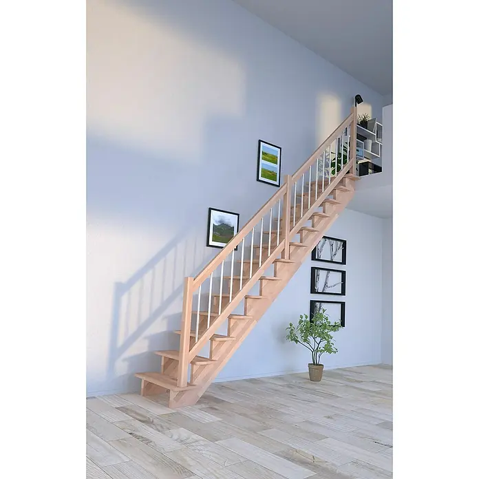 Starwood Raumspartreppe LindosBreite: 80 cm, Eiche, Geschosshöhe: 300 cm, Gerade, Montageseite Geländer: Wahlweise links/rechts, Geländer Holz/Edelstahl, Ohne Setzstufen - Holztreppe mit weißem Geländer in modernem Interieur. Die Treppe führt zu einem offenen Bereich mit Regalen. Helle, freundliche Atmosphäre.