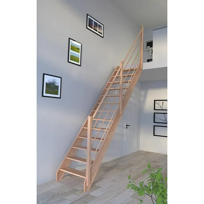 Starwood Raumspartreppe Rhodos - Breite: 80 cm, Buche, Geschosshöhe: 300 cm, Gerade, Montageseite Geländer: Rechts, Designgeländer Holz/Holz, Ohne Setzstufen - Blick auf eine Rauminneneinrichtung mit einer hellen Holztreppe, die sich an einer Wand mit Bildern nach oben windet.