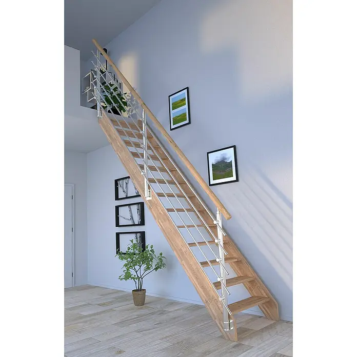 Starwood Raumspartreppe Rhodos - Breite: 84 cm, Eiche, Geschosshöhe: 300 cm, Gerade, Montageseite Geländer: Wahlweise links/rechts, Designgeländer Edelstahl, Ohne Setzstufen - Helle Holztreppe mit silbernen Geländern in einem modern eingerichteten Raum. Dekorative Bilder und eine Zimmerpflanze schmücken die Wand.