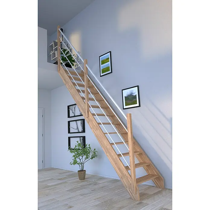 Starwood Raumspartreppe Rhodos - Breite: 80 cm, Eiche, Geschosshöhe: 300 cm, Gerade, Montageseite Geländer: Links, Geländer Holz/Edelstahl weiß, Ohne Setzstufen - Diese Aufnahme zeigt eine moderne Holztreppe mit weißem Geländer in einem hellen Raum. Sie bietet eine elegante und platzsparende Lösung für den Innenbereich.