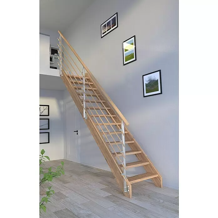 Starwood Raumspartreppe Mykonos - Breite: 85 cm, Eiche, Geschosshöhe: 280 cm, Gerade, Montageseite Geländer: Wahlweise links/rechts, Designgeländer Holzrundstäbe, Ohne Setzstufen - Moderne Holztreppe aus hellem Holz mit Handlauf und schlanken silbernen Metallgeländern in einem zeitgenössischen Interieur.