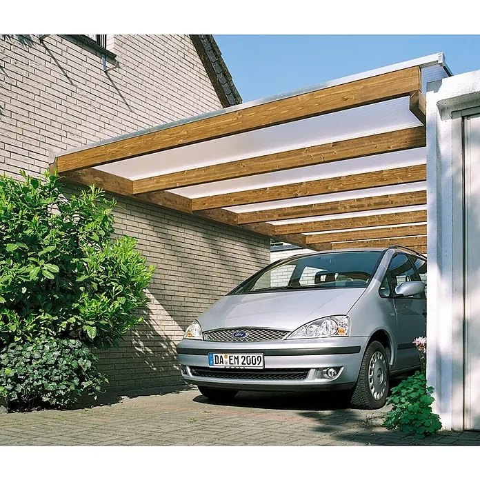 PLEXIGLAS® Acrylglas-Stegplatte - 200 cm x 98 cm x 16 mm, Acrylglas (PMMA), Hagelbeständig - Carport aus Holz und Polycarbonat, der ein silbernes Auto vor Witterungseinflüssen schützt. Praktische Überdachung für PKW im Außenbereich.