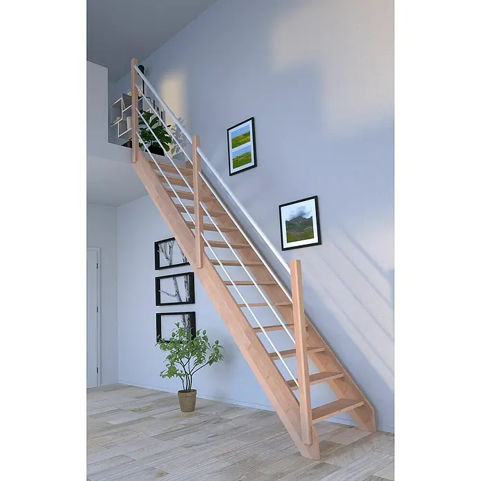 Starwood Raumspartreppe Rhodos - Breite: 80 cm, Buche, Geschosshöhe: 300 cm, Gerade, Montageseite Geländer: Links, Geländer Holz/Edelstahl weiß, Ohne Setzstufen - Helle Holztreppe mit weißem Geländer in einem modernen Wohnraum, akzentuiert durch Pflanzen und gerahmte Bilder.