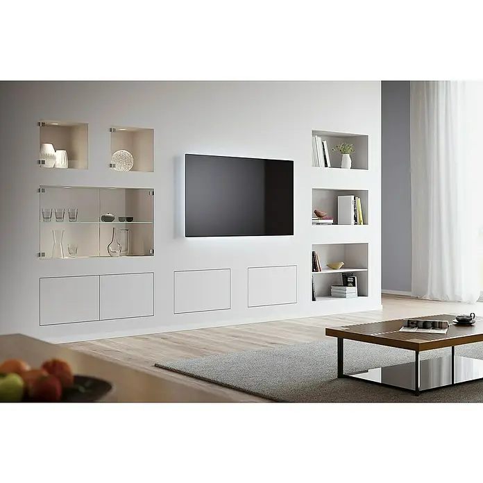 Knauf Wandnischen-Set M - 60 x 36,2 cm - Modernes Wohnzimmer mit einer Medienwand inklusive TV, Regalen und Schränken in Weiß.