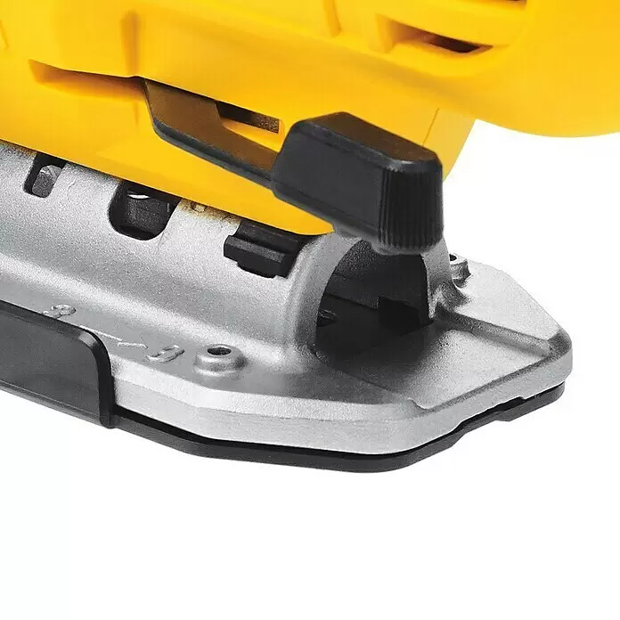 DeWalt Elektro-Pendelhubstichsäge DWE349-QS - 500 /min - 3.200 /min, Max. Schnitttiefe in Holz: 85 mm, Anzahl Pendelhubstufen: 3 Stk. - Nahaufnahme der silbernen Grundplatte eines gelben Elektrowerkzeugs mit schwarzem Verstellhebel. Die robuste Sohle ermöglicht präzises Schneiden.