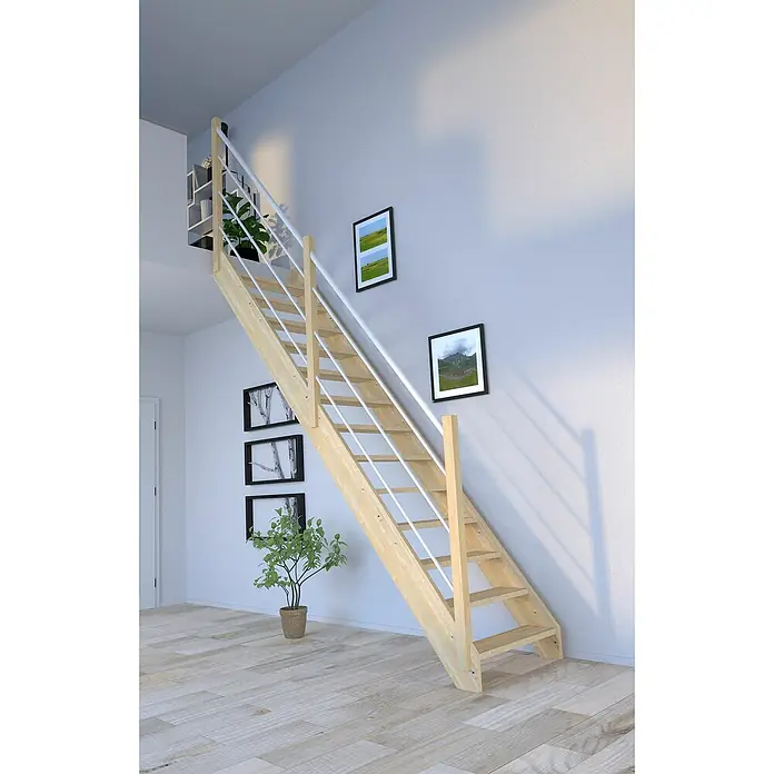 Starwood Raumspartreppe Korfu - Breite: 80 cm, Fichte, Geschosshöhe: 300 cm, Gerade, Montageseite Geländer: Links, Geländer Holz/Edelstahl weiß, Ohne Setzstufen - Helle Holztreppe mit weißen Geländern im modernen Interieur. Die Treppe führt zu einer höheren Ebene und wird von Pflanzen und Bildern ergänzt.
