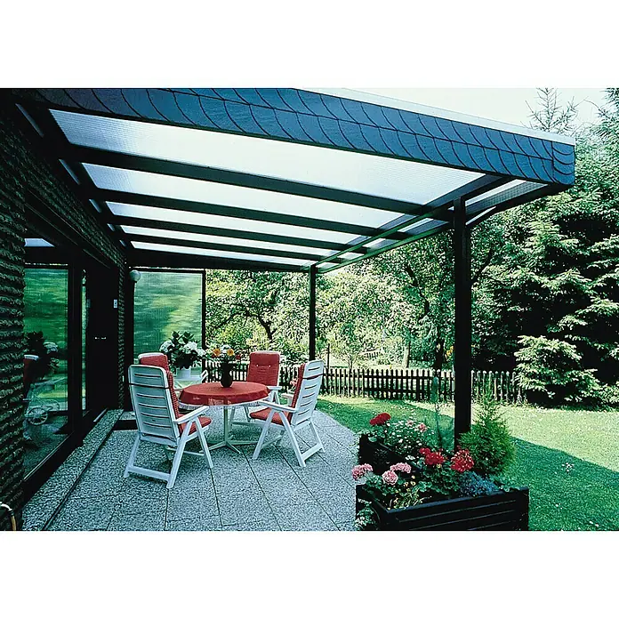 Hohlkammerplatte ECO-UV - 2.000 x 980 x 16 mm, Kunststoff, Opal - Terrasse mit stilvoller Überdachung und Gartenmöbeln. Die Überdachung bietet Schutz vor Witterungseinflüssen und schafft eine gemütliche Atmosphäre.