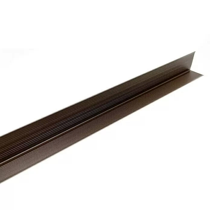 LOGOCLIC Winkelprofil - Braun, 1 m x 25 mm x 20 mm - Dunkelbraunes, geripptes L-Profil.