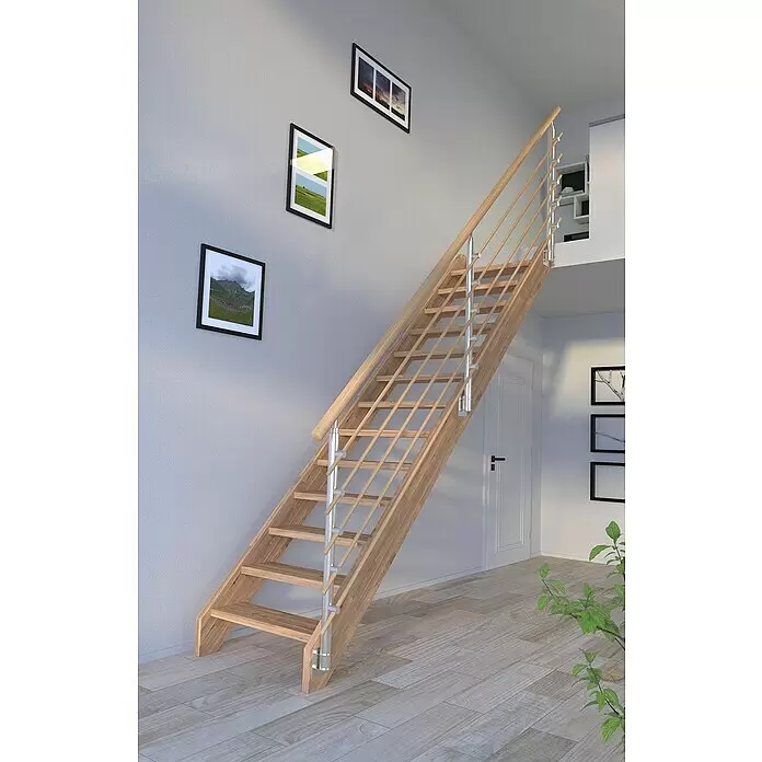 Starwood Raumspartreppe Mykonos - Breite: 85 cm, Eiche, Geschosshöhe: 280 cm, Gerade, Montageseite Geländer: Wahlweise links/rechts, Designgeländer Holzrundstäbe, Ohne Setzstufen - Moderne Treppe aus hellem Holz mit silberfarbenen Balustern, in einem Haus zum Obergeschoss führend.