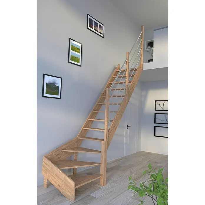 Starwood Raumspartreppe Rhodos - Breite: 80 cm, Eiche, Geschosshöhe: 300 cm, 1/4-gewendelt rechts, Montageseite Geländer: Rechts, Geländer Holz/Edelstahl, Ohne Setzstufen - Eine helle Holztreppe mit Edelstahlgeländer führt zu einer oberen Ebene in einem modern eingerichteten Raum mit grauem Wandanstrich.
