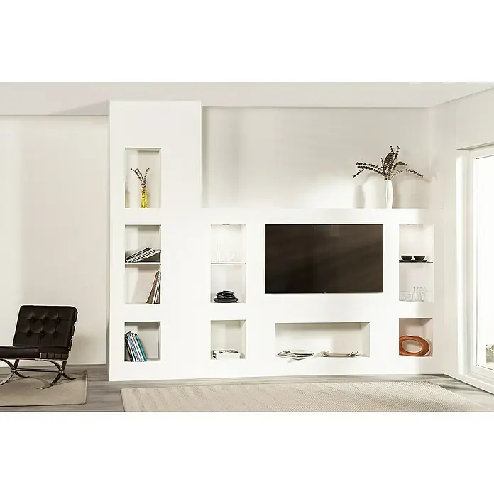 Knauf Wandnischen-Set L - 80 x 36,2 cm - Wohnzimmer mit stilvollem, weißen Einbauschrank mit Fächern und schwarzem Sessel auf grauem Teppich. Moderner Look für ein gemütliches Zuhause.