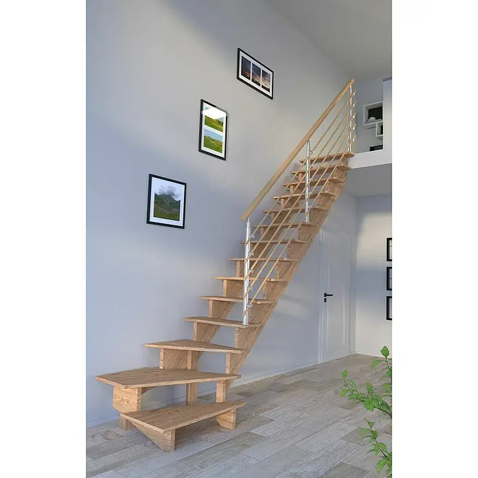 Starwood Raumspartreppe Lindos - Breite: 80 cm, Eiche, Geschosshöhe: 300 cm, 1/4-gewendelt rechts, Montageseite Geländer: Wahlweise links/rechts, Designgeländer Holzrundstäbe, Ohne Setzstufen - Ein helles Holztreppenhaus mit Edelstahlgeländer, das zu einem Zwischengeschoss führt. An der Wand sind Landschaftsbilder in schwarzen Rahmen angebracht.