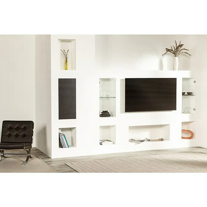 Knauf Wandnischen-Set XL - 100 x 36,2 cm - Das Bild zeigt eine stilvolle Wohnwand in Weiß mit verschiedenen offenen und geschlossenen Fächern, die Stauraum und Dekorationsfläche bieten.