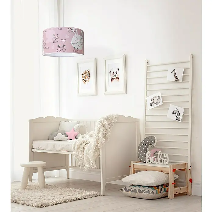Idp Lampshades Lámpara colgante redonda Bunny - 40 W, Ø x Al: 30 x 20 cm, Rosa, Rosa, E27 - Habitación infantil con una lámpara con estampado de conejos, una cuna blanca y accesorios decorativos.