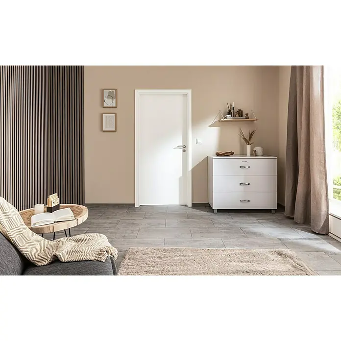 GetaDoor Laminit Türzarge GL 222 - 735 x 1.985 mm, Wandstärke: 270 mm, DIN Anschlag: Rechts, Arctic Weiß - Stilvolles Interieur mit einer weißen Kommode mit drei Schubladen, die Eleganz und Stauraum vereint.